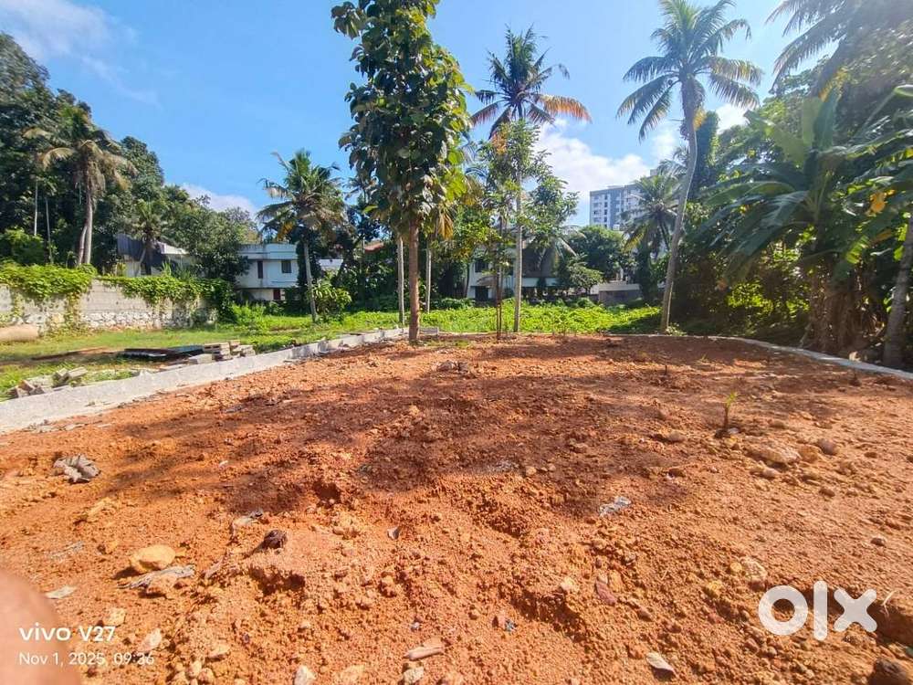 18 Cent Residential Plot for Sale – Erumbukadu Junction to VIP Garden Main Gate Road